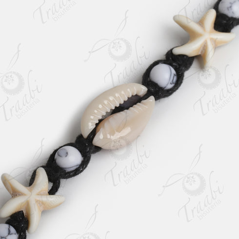 Pulsera estrella y concha tejida de hilo negro